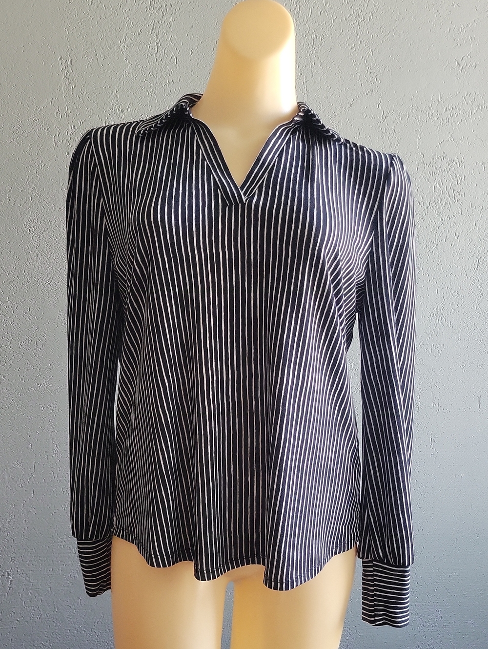 Adrianna Papell Black & White Striped V-Neck Long Sleeve Blouse